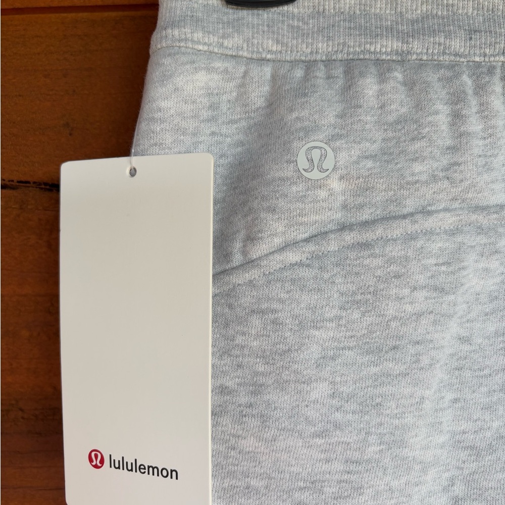 Lululemon Scuba High Rise Shorts - Picture 4 of 6